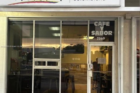 Commercial property in Miami, Florida № 1980409