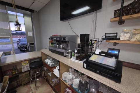 Commercial property in Miami, Florida № 1980409 - photo 6