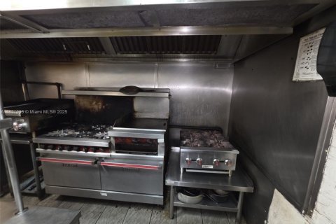 Commercial property in Miami, Florida № 1980409 - photo 15