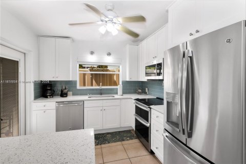 House in Marathon, Florida 3 bedrooms, 113.53 sq.m. № 1972938 - photo 8