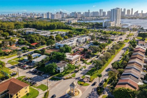 Apartment in North Miami Beach, Florida 1 bedroom, 92.9 sq.m. № 2030433 - photo 18