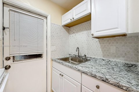 Apartment in North Miami Beach, Florida 1 bedroom, 92.9 sq.m. № 2030433 - photo 8