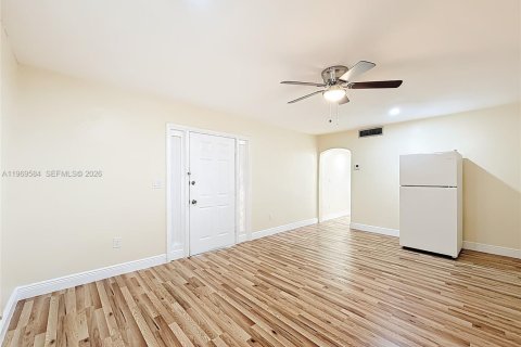 Apartment in North Miami Beach, Florida 1 bedroom, 92.9 sq.m. № 2030433 - photo 3