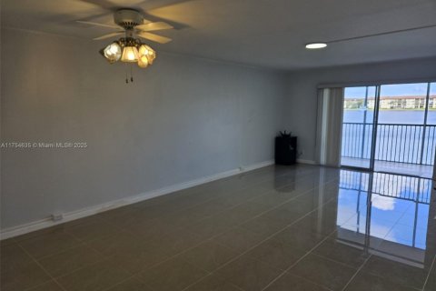 Condominio en venta en Pembroke Pines, Florida, 2 dormitorios, 110.74 m2 № 1970047 - foto 13