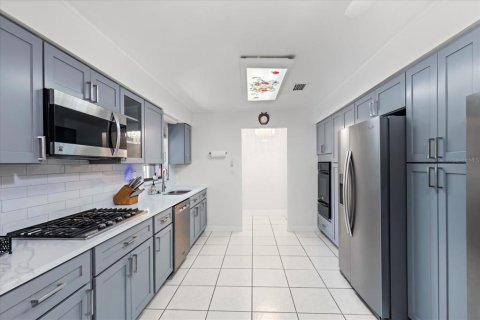 House in Tampa, Florida 3 bedrooms, 169.27 sq.m. № 1909058 - photo 8