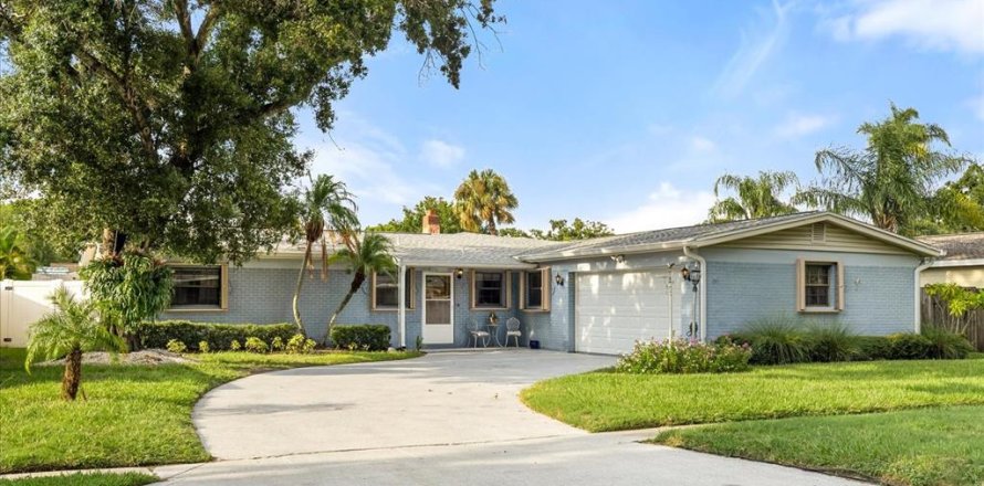 House in Tampa, Florida 3 bedrooms, 169.27 sq.m. № 1909058