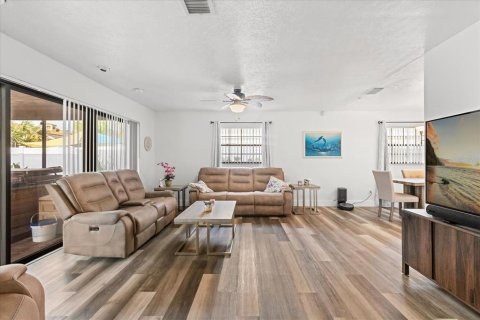 House in Tampa, Florida 3 bedrooms, 169.27 sq.m. № 1909058 - photo 3