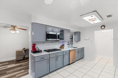 House in Tampa, Florida 3 bedrooms, 169.27 sq.m. № 1909058 - photo 9