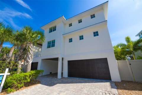 House in Bradenton Beach, Florida 6 bedrooms, 287.81 sq.m. № 1644138 - photo 2