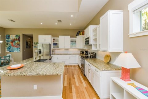 House in Bradenton Beach, Florida 6 bedrooms, 287.81 sq.m. № 1644138 - photo 12