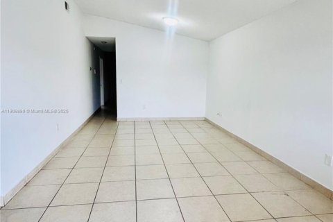 House in Hialeah, Florida 3 bedrooms, 108.7 sq.m. № 1965237 - photo 4