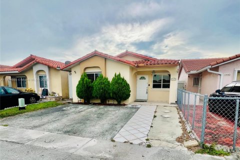 House in Hialeah, Florida 3 bedrooms, 108.7 sq.m. № 1965237 - photo 1