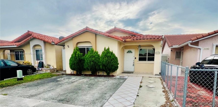 House in Hialeah, Florida 3 bedrooms, 108.7 sq.m. № 1965237