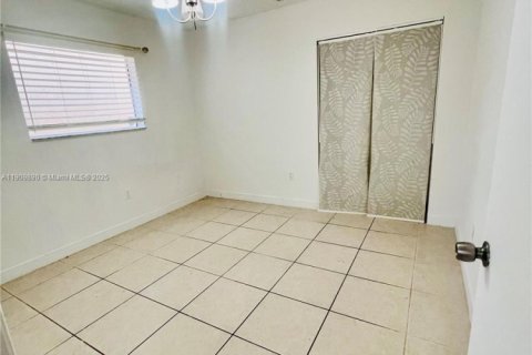 House in Hialeah, Florida 3 bedrooms, 108.7 sq.m. № 1965237 - photo 13