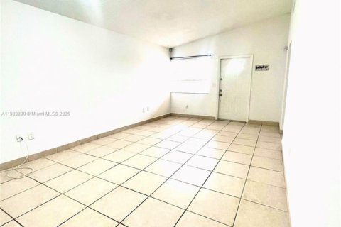 House in Hialeah, Florida 3 bedrooms, 108.7 sq.m. № 1965237 - photo 11
