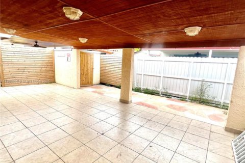 House in Hialeah, Florida 3 bedrooms, 108.7 sq.m. № 1965237 - photo 14