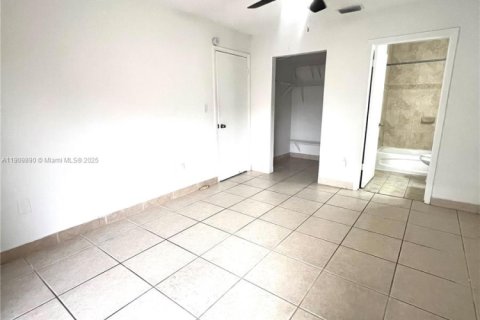 House in Hialeah, Florida 3 bedrooms, 108.7 sq.m. № 1965237 - photo 9