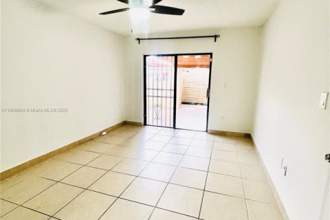 House in Hialeah, Florida 3 bedrooms, 108.7 sq.m. № 1965237 - photo 5