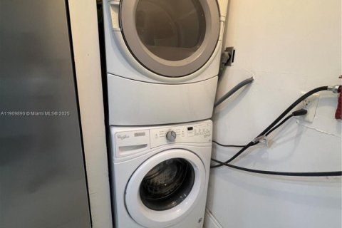 House in Hialeah, Florida 3 bedrooms, 108.7 sq.m. № 1965237 - photo 10