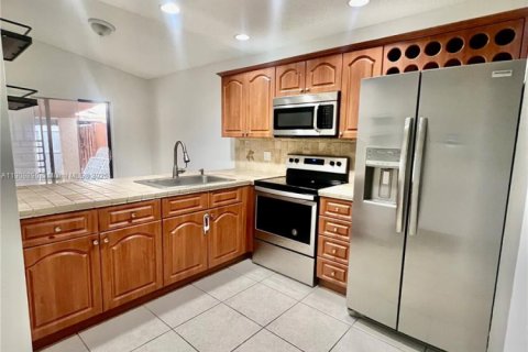 House in Hialeah, Florida 3 bedrooms, 108.7 sq.m. № 1965237 - photo 2