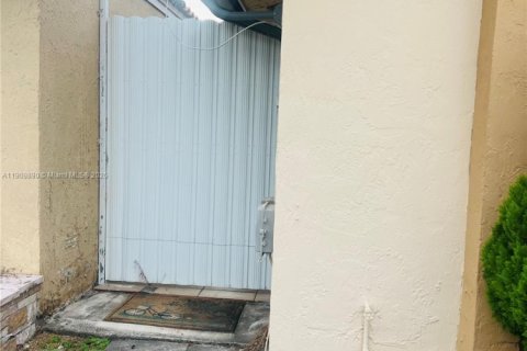 House in Hialeah, Florida 3 bedrooms, 108.7 sq.m. № 1965237 - photo 15