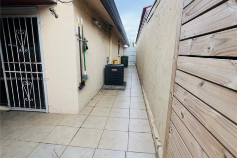 House in Hialeah, Florida 3 bedrooms, 108.7 sq.m. № 1965237 - photo 17