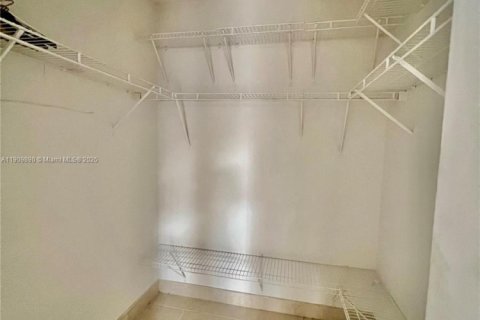 House in Hialeah, Florida 3 bedrooms, 108.7 sq.m. № 1965237 - photo 8