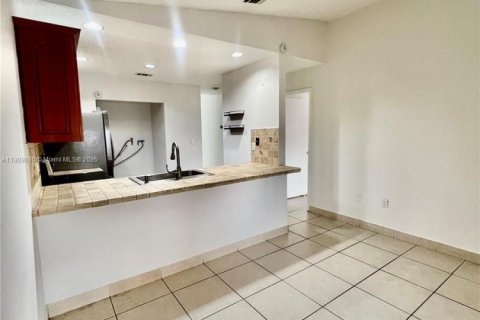 House in Hialeah, Florida 3 bedrooms, 108.7 sq.m. № 1965237 - photo 3