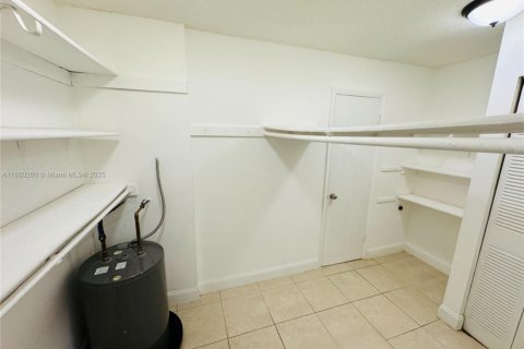 Condominio en venta en Lauderhill, Florida, 1 dormitorio, 68.28 m2 № 1962706 - foto 9