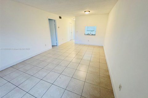 Condominio en venta en Lauderhill, Florida, 1 dormitorio, 68.28 m2 № 1962706 - foto 2