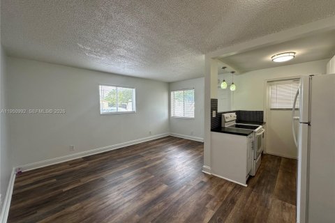 Apartamento en alquiler en Hollywood, Florida, 1 dormitorio № 2007087 - foto 3