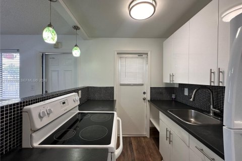 Apartamento en alquiler en Hollywood, Florida, 1 dormitorio № 2007087 - foto 5