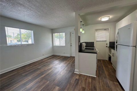 Apartamento en alquiler en Hollywood, Florida, 1 dormitorio № 2007087 - foto 2