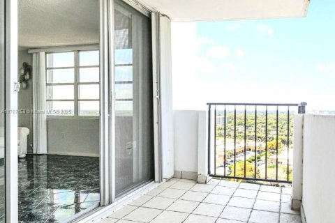Condo in Aventura, Florida, 2 bedrooms  № 1644575 - photo 13
