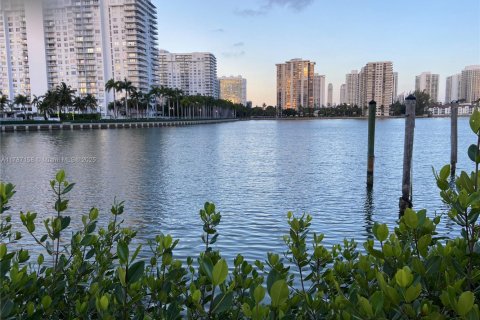 Condo in Aventura, Florida, 2 bedrooms  № 1644575 - photo 24