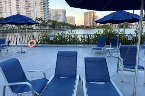 Condo in Aventura, Florida, 2 bedrooms  № 1644575 - photo 25