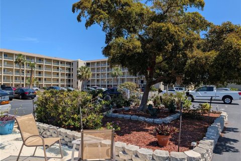 Condo in Bradenton, Florida, 1 bedroom  № 1598016 - photo 1