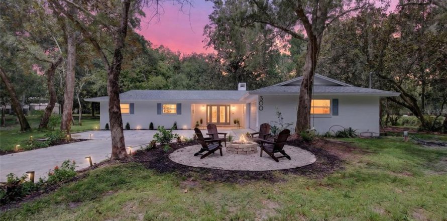 House in Geneva, Florida 4 bedrooms, 222.97 sq.m. № 2295106