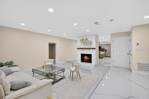 House in Geneva, Florida 4 bedrooms, 222.97 sq.m. № 2295106 - photo 9