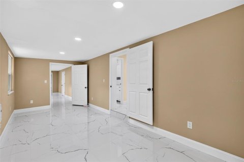 House in Geneva, Florida 4 bedrooms, 222.97 sq.m. № 2295106 - photo 23