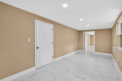 House in Geneva, Florida 4 bedrooms, 222.97 sq.m. № 2295106 - photo 25
