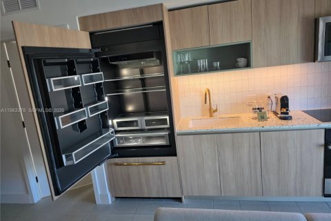 Condo in Miami, Florida, 2 bedrooms  № 2029615 - photo 8