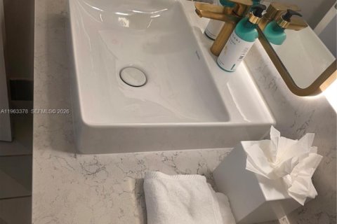 Condo in Miami, Florida, 2 bedrooms  № 2029615 - photo 17