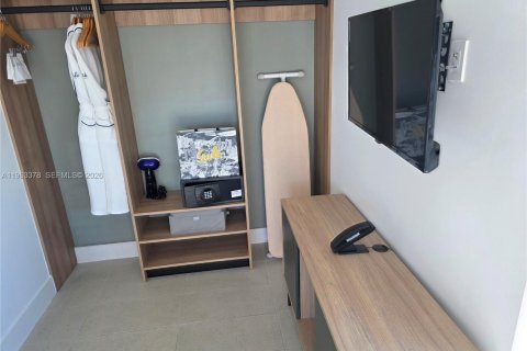 Condo in Miami, Florida, 2 bedrooms  № 2029615 - photo 10