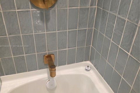 Condo in Miami, Florida, 2 bedrooms  № 2029615 - photo 15