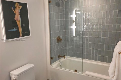 Condo in Miami, Florida, 2 bedrooms  № 2029615 - photo 12