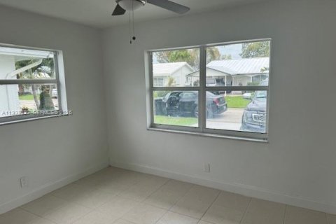House in Tamarac, Florida 2 bedrooms, 80.27 sq.m. № 2060626 - photo 6