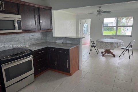 House in Tamarac, Florida 2 bedrooms, 80.27 sq.m. № 2060626 - photo 5
