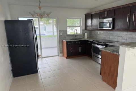 House in Tamarac, Florida 2 bedrooms, 80.27 sq.m. № 2060626 - photo 3