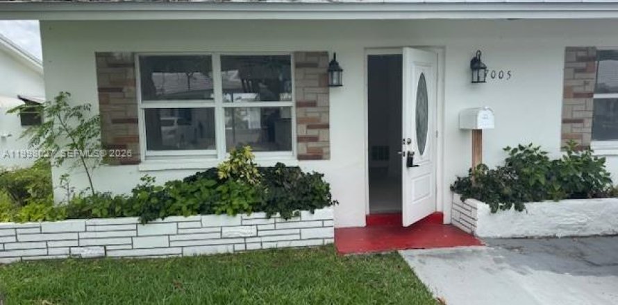 House in Tamarac, Florida 2 bedrooms, 80.27 sq.m. № 2060626